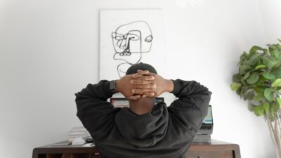 un freelance devant son bureau