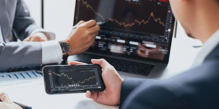 Deux hommes font du trading