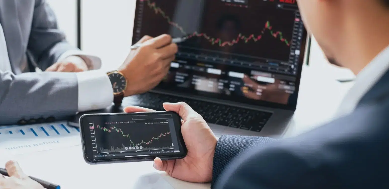 Deux hommes font du trading