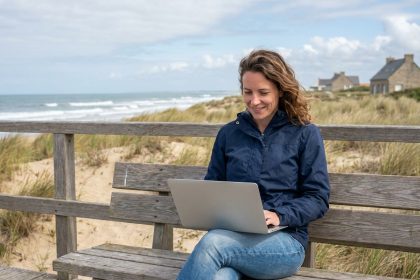 Femme en extérieur avec ordinateur sur la côte vendéenne